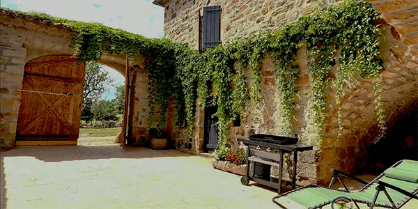 Cour Gîte Sanilhac Ardèche